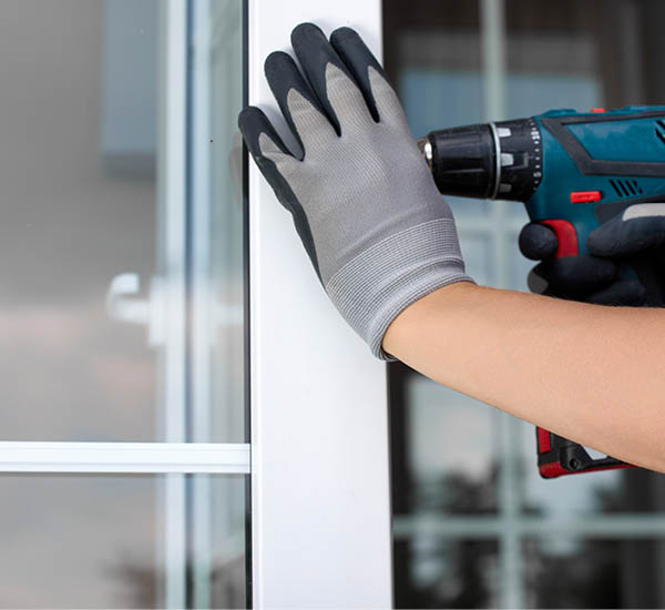 Was gehört bei uns zur Fenster- und Türenwartung? Sicht- und Funktionsprüfung von Fenstern & Türen Reinigung und Schmierung von Beschlägen Justierung der Fensterflügel Prüfung von Drückergarnituren & Schließmechanismen Kontrolle & Austausch von Dichtungen